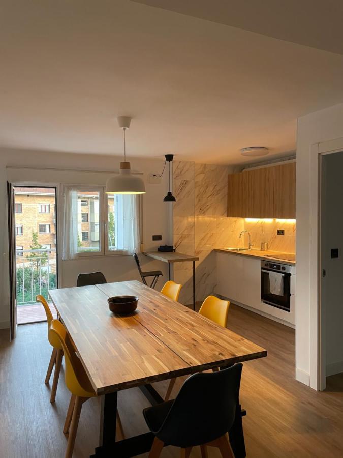 Cozy Apartment 6' From San Sebastian + Parking Usurbil Bagian luar foto